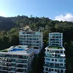 Spacious Apartment With Ocean View & Jacuzzi