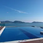 Spacious Apartment With Ocean View & Jacuzzi