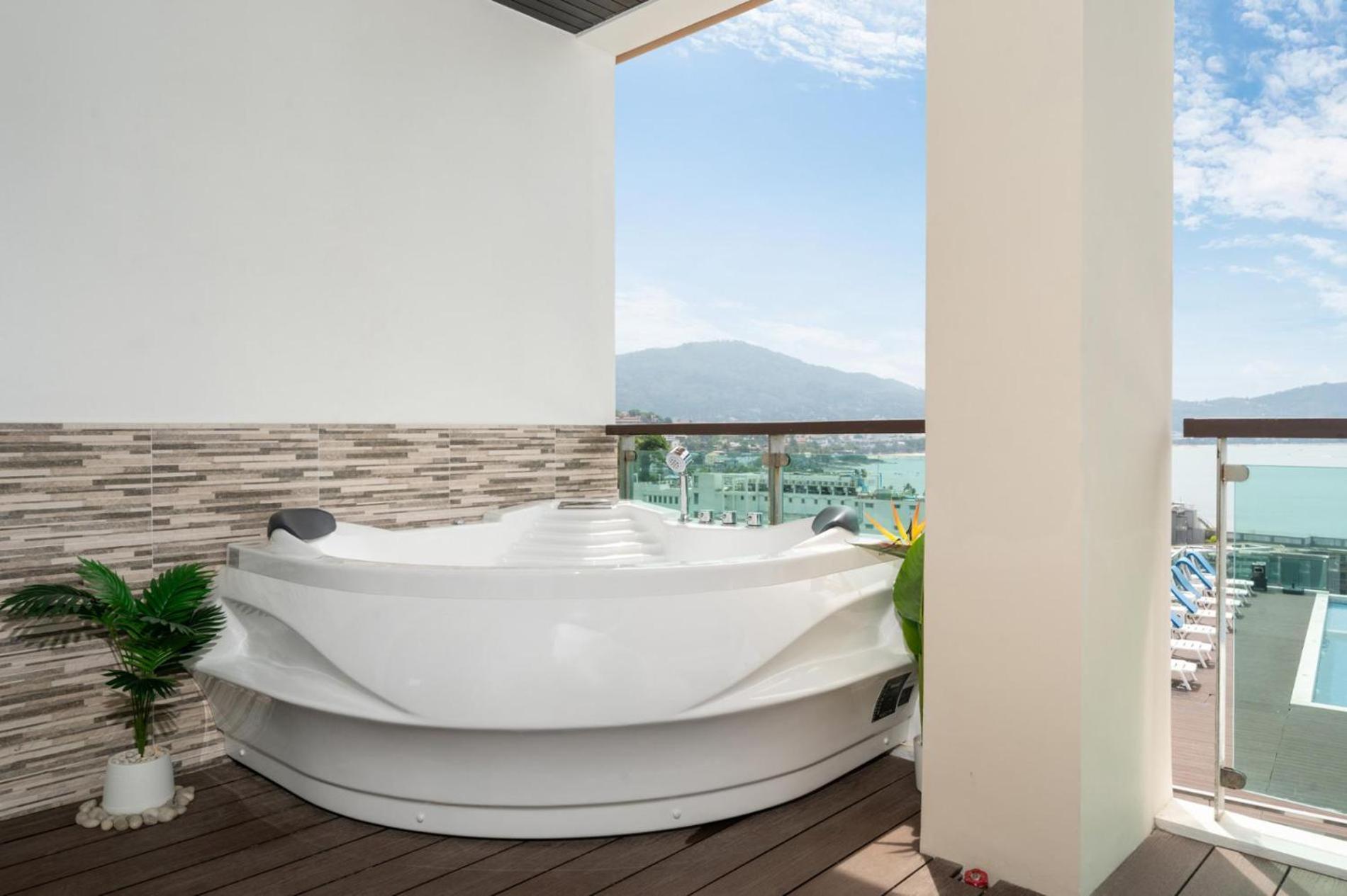 Apartment Spacious With Ocean View & Jacuzzi *